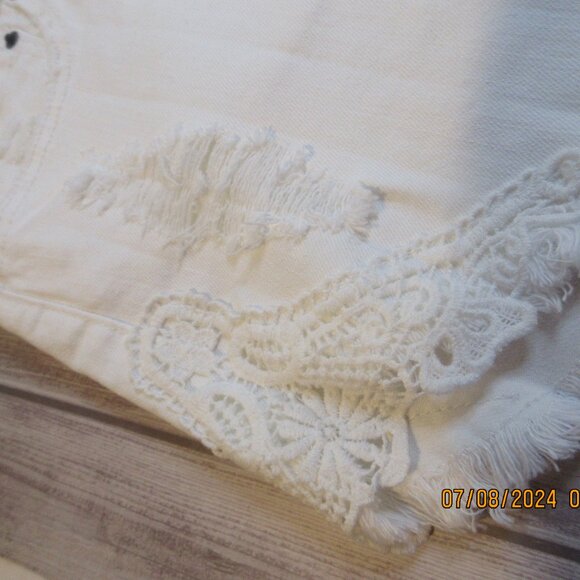VINTAGE~ JOE BOXER WHITE DISTRESSED ~CROCHET LACE JEAN SHORTS JUNIORS SIZE 11 - Picture 2 of 9